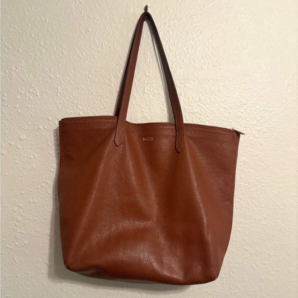 Cuyana Classic Easy Zipper Tote - Caramel Pebbled Italian Leather with Monogram